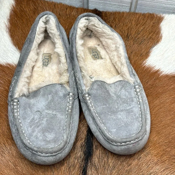 Womens UGG winter slippers size 5 check them out very nice thanks 🙏 - Picture 1 of 8